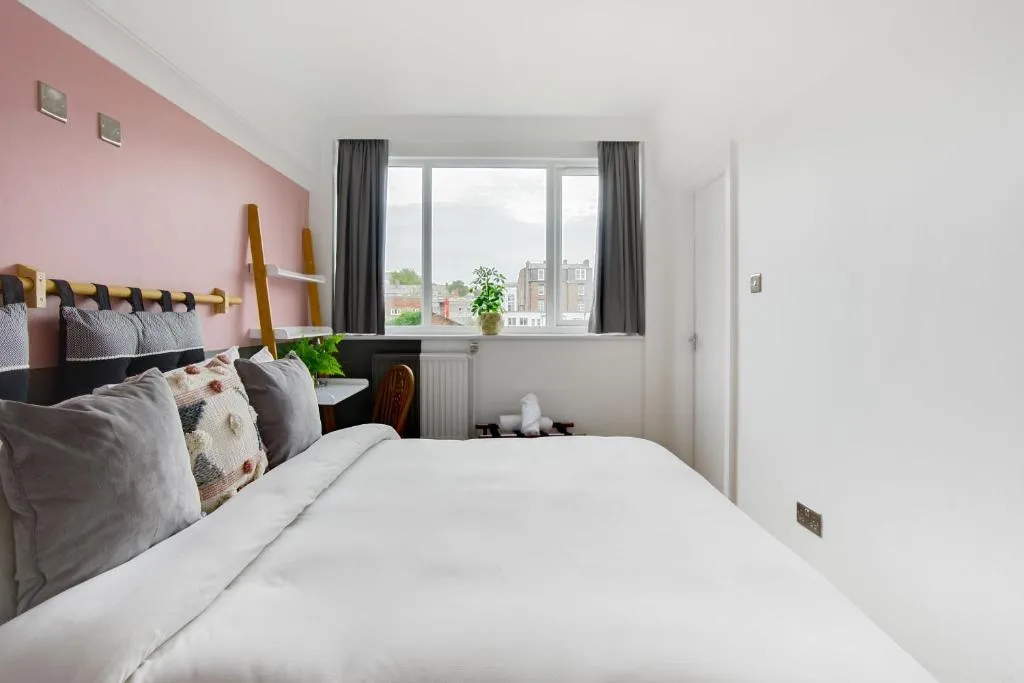 Standard Queen Room